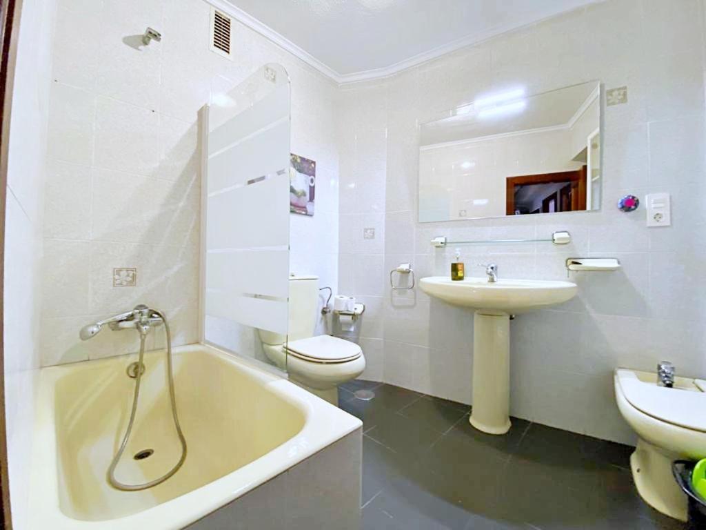 Apartamentos Milán 1 wifi y parking gratuito Oviedo Bagian luar foto