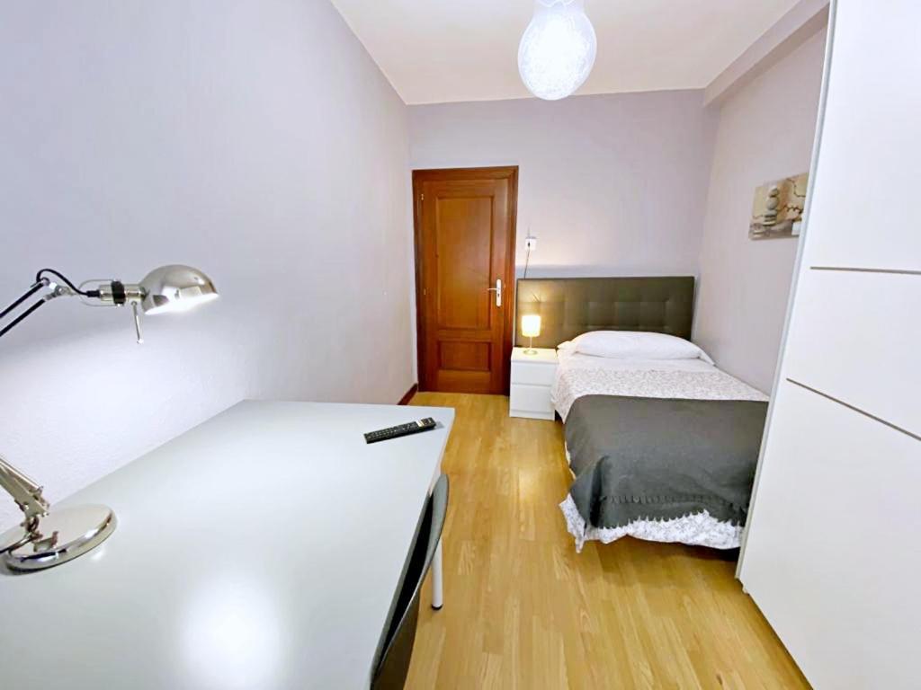 Apartamentos Milán 1 wifi y parking gratuito Oviedo Bagian luar foto