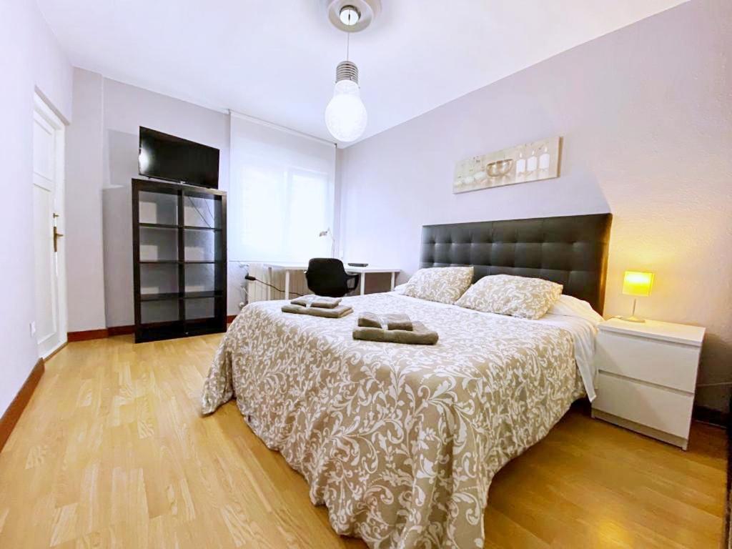 Apartamentos Milán 1 wifi y parking gratuito Oviedo Bagian luar foto