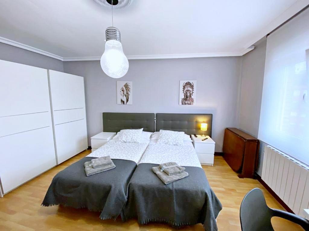 Apartamentos Milán 1 wifi y parking gratuito Oviedo Bagian luar foto